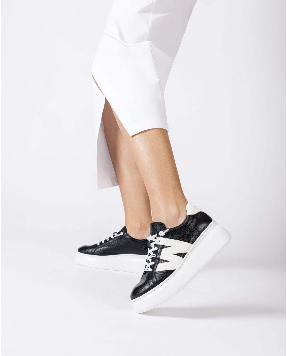 Wonders - Black and White Sneaker